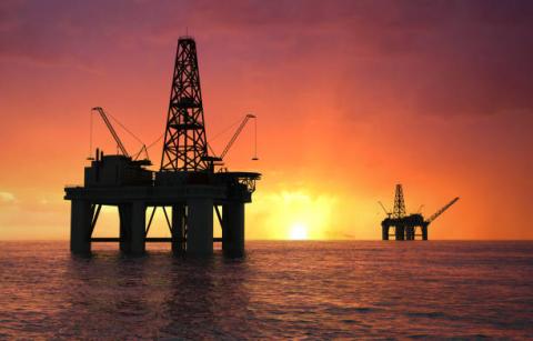 [Tổng hợp 19/02] Giá dầu thô WTI tiếp tục giảm do lo ngại về sản xuất quá mức