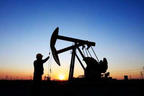 [Tổng hợp 12/03] Giá dầu thô thế giới giảm nhẹ do áp lực từ đồng USD tăng giá