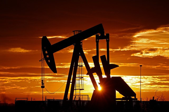 Giá dầu thế giới hồi phục do dự báo về nguồn cung thắt chặt