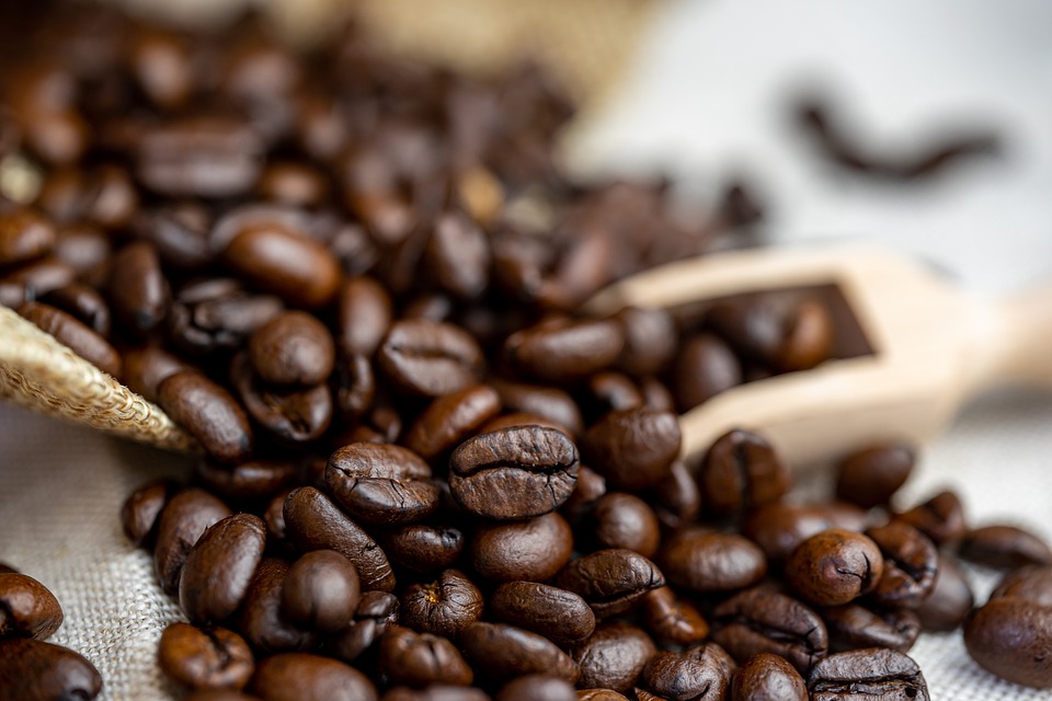Lo ngại nhu cầu yếu và nguồn cung dồi dào kéo giá cà phê giảm sâu